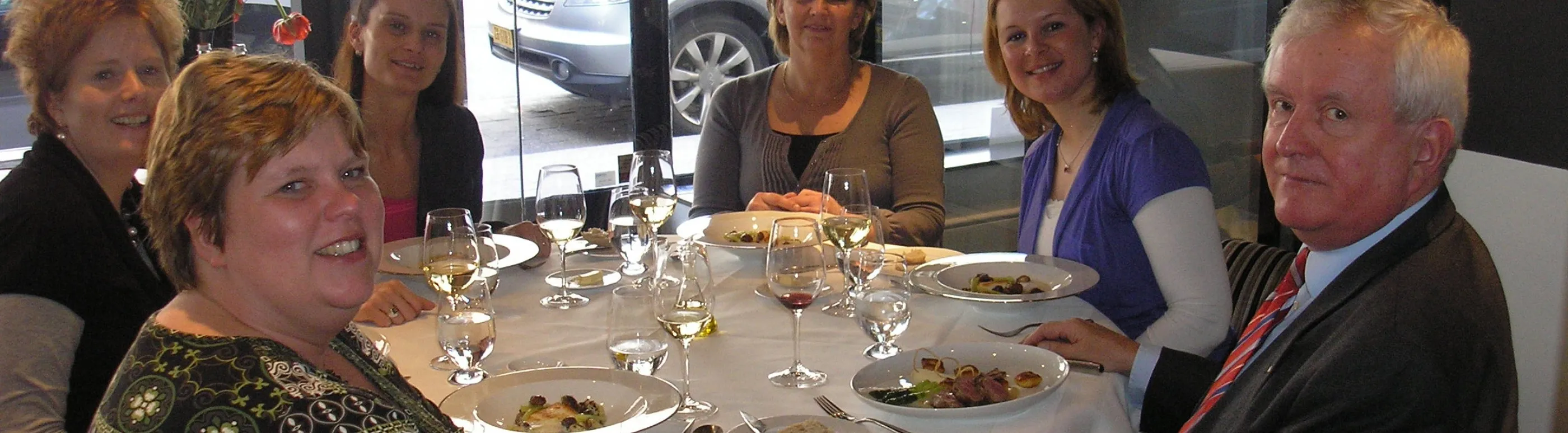 Huib van der Windt met zakenrelaties tijdens een professioneel diner